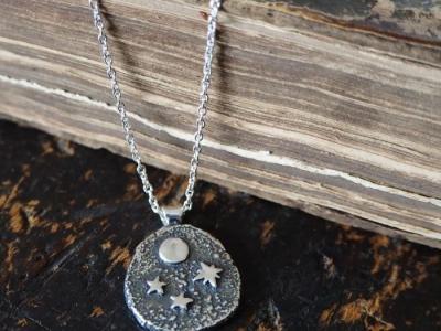 Round silver pendant necklace