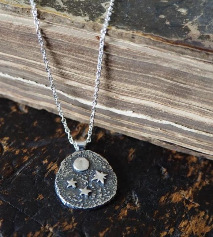 Round silver pendant necklace