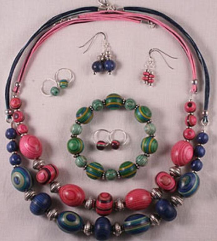 Colour-beaded wreath
