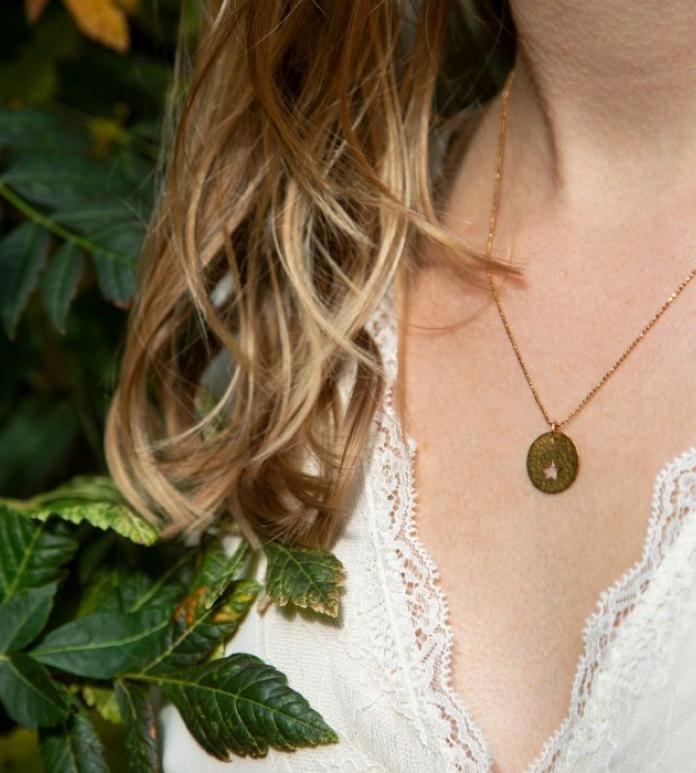Pendant necklace in gold